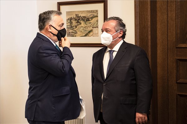 Orbán Viktor miniszterelnök kedden a Karmelita kolostorban tárgyalt Olivier Ginon-nal