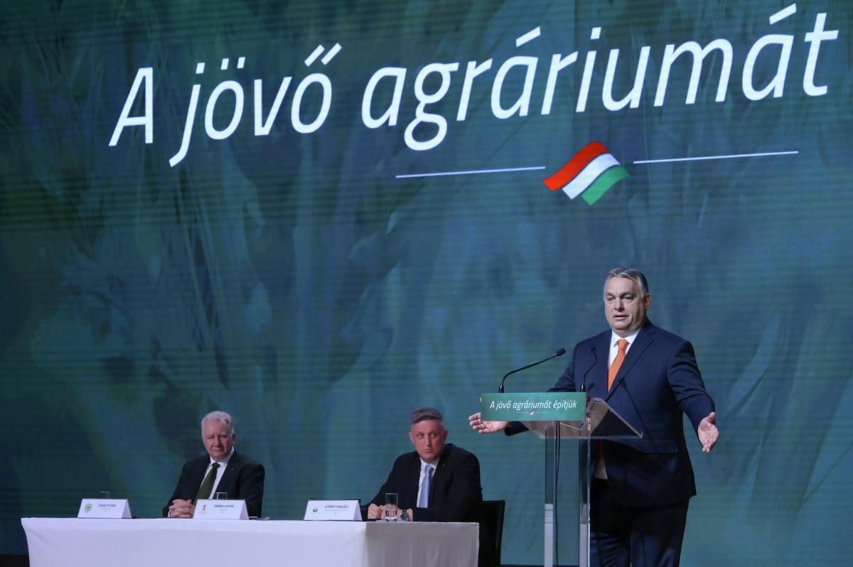 Budapest, 2022. március 5. Orbán Viktor miniszterelnök beszédet mond a Magyar Gazdakörök és Gazdaszövetkezetek Szövetsége (MAGOSZ) és a Nemzeti Agrárgazdasági Kamara (NAK) gazdakongresszusán Budapesten, a Hungexpo kongresszusi központjában 2022. március 5-én. Az asztalnál Jakab István, a MAGOSZ elnöke, az Országgyűlés fideszes alelnöke (b) és Győrffy Balázs, a NAK elnöke (b2). MTI/Koszticsák Szilárd