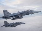 A Magyar Honvédség JAS 39 Gripen típusú vadászrepülőgépei gyakorló elfogást hajtanak végre Litvánia légterében 2022. szeptember 21-én. A magyar kontingens harmadik alkalommal védi a balti országok légterét. MTI/Ujvári Sándor