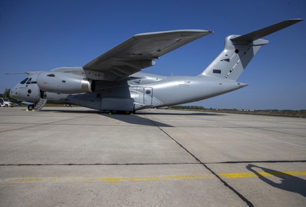 Kecskemét, 2024. április 12. Az első magyar KC-390 katonai szállítórepülőgép megérkezése után a Magyar Honvédség vitéz Szentgyörgyi Dezső 101. Repülődandár bázisán Kecskeméten 2024. április 12-én. Az új szállítógép nyolcvan felszerelt katona, valamint az intenzív ellátásra szoruló betegek ápolására szolgáló betegágyak befogadására is alkalmas, akár huszonhat tonna hasznos tömegű szállítmányt tud szállítani, annak ejtőernyővel való célba juttatására és a levegőben történő tangolásra is alkalmas. MTI/Bús Csaba